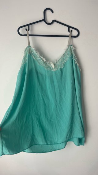 Blusa turquesa con encaje