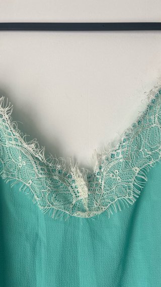 Blusa turquesa con encaje