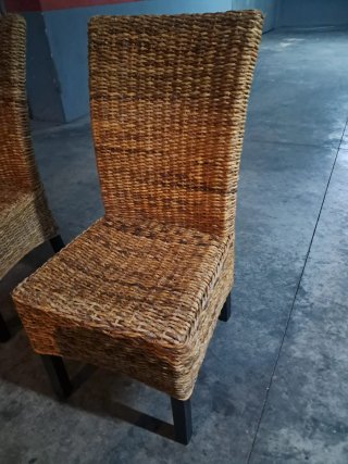 Silla de fibra trenzada con patas negras