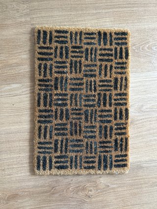 Tappeto d'ingresso in iuta con design geometrico
