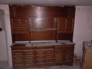 Mueble de madera con cajones y puertas