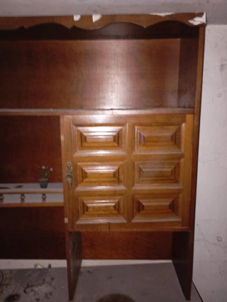 Mueble de madera con cajones y puertas