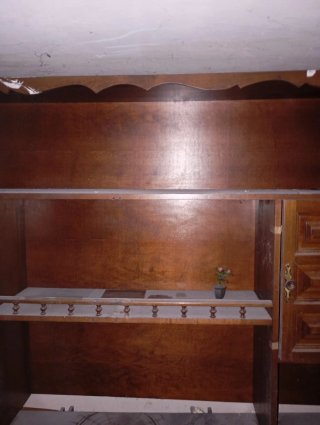 Mueble de madera con cajones y puertas