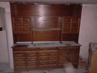 Mueble de madera con cajones y puertas