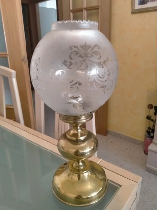 Lampade da tavolo antiche dorate e bianche. Set