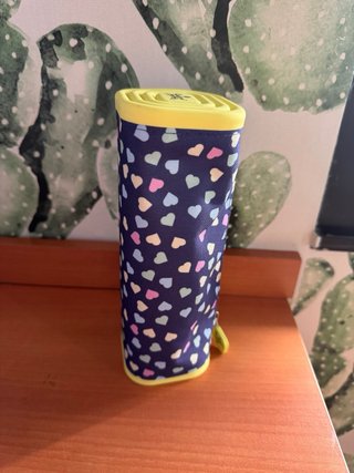 Estuche cilíndrico con corazones y ribete amarillo