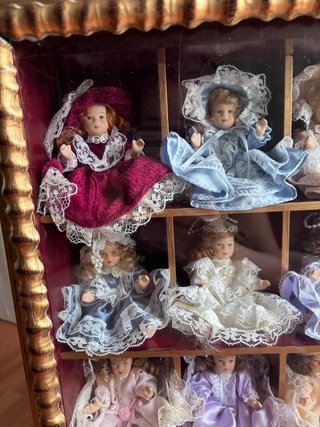 Collezione di Bambole in Porcellana in Vetrina