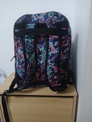Mochila escolar con estampado colorido