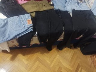 Pantalones vaqueros y de piel