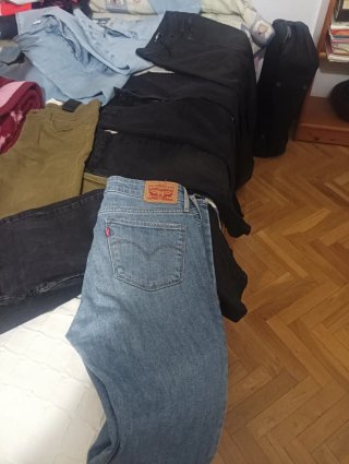Pantalones vaqueros y de piel