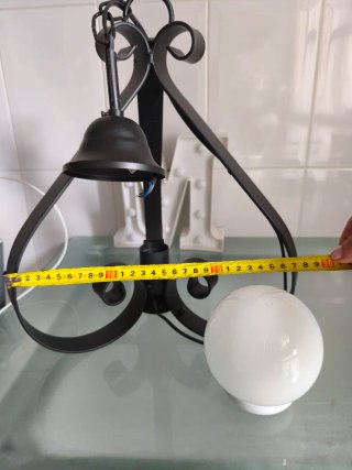 Lámpara de forja negra Joalpa con globo blanco