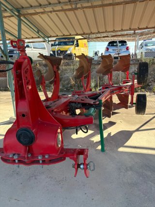 Arado 4 vertederas DEMO AGRO-MASZ