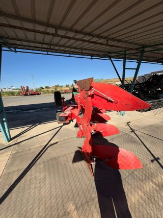 Arado 4 vertederas DEMO AGRO-MASZ