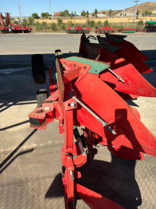 Arado 4 vertederas DEMO AGRO-MASZ