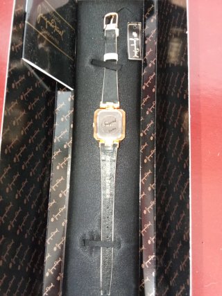 Reloj Jacques Farel dorado y blanco