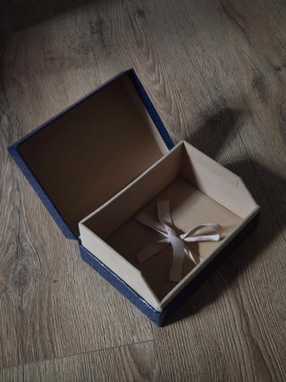 Caja azul y beige con diseño de piel
