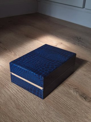 Caja azul y beige con diseño de piel