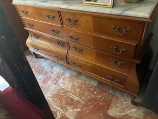 Cómoda de madera con mármol antigua
