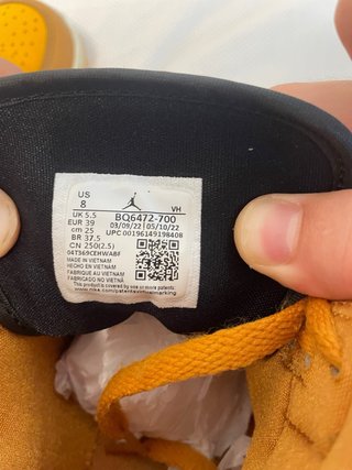 Zapatillas Jordan 1 Mid Amarillo y Negro