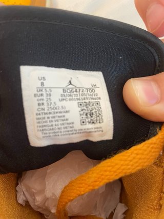 Zapatillas Jordan 1 Mid Amarillo y Negro