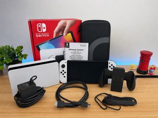 Nintendo Switch OLED + Funda y Accesorios