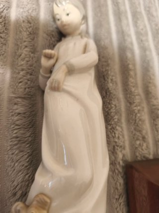 Figura de porcelana niña con perro