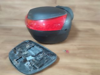 Baúl Top Case SHAD SH46 con base