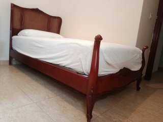Cama madera cabecero ratan
