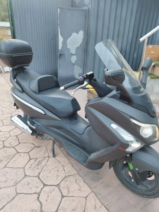 Scooter SYM Negra y Gris