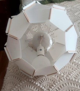 Lámpara de techo Ikea blanca.