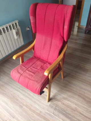 Sillón orejero madera y tela rojo