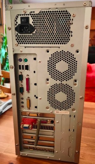 Pentium 4 3GHz 2G de RAM, torre PC LG Beige/Plata.