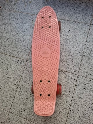 Monopatín rosa infantil