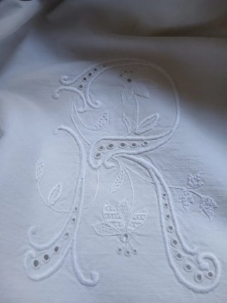 Lenzuolo ricamato in cotone bianco o lino