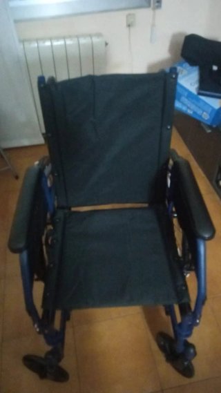 Una silla de ruedas nueva