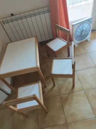 Mesa y 3 sillas infantiles de madera