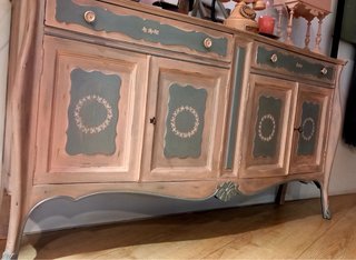 Mueble antiguo restaurado con espejo