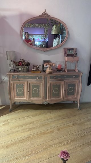 Mueble antiguo restaurado con espejo