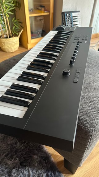Native Instruments Kontrol A49 MIDI Controller