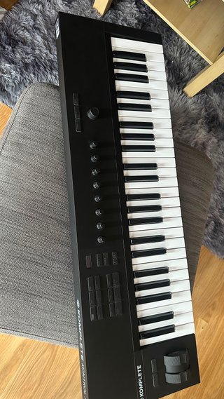 Native Instruments Kontrol A49 MIDI Controller
