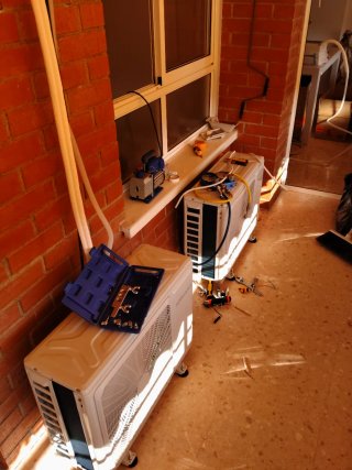 Técnico de refrigeración de aires acondicionados