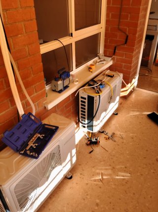 Técnico de refrigeración de aires acondicionados