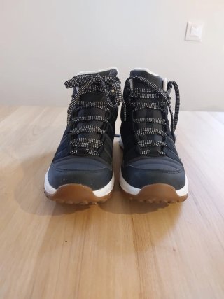 Botas de nieve negras y marrones