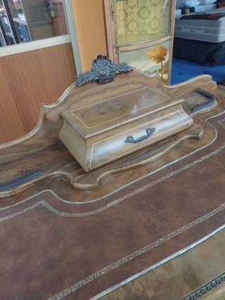Escritorio de madera con detalles dorados