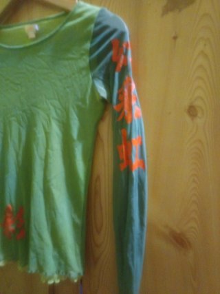 Camiseta verde con estampado naranja