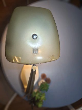 Lámpara de escritorio Vintage marca Gei dorada.