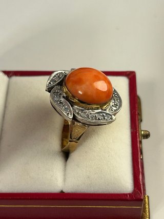 Anillo Oro y Coral con Diamantes