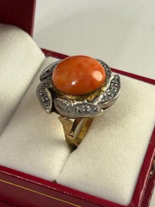 Anillo Oro y Coral con Diamantes