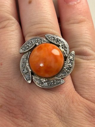 Anillo Oro y Coral con Diamantes