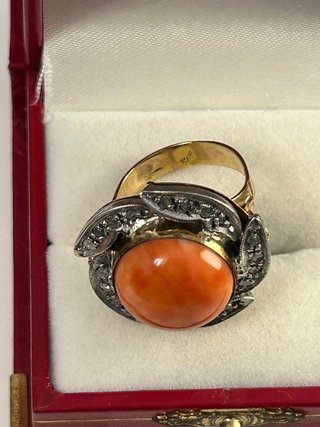 Anillo Oro y Coral con Diamantes
